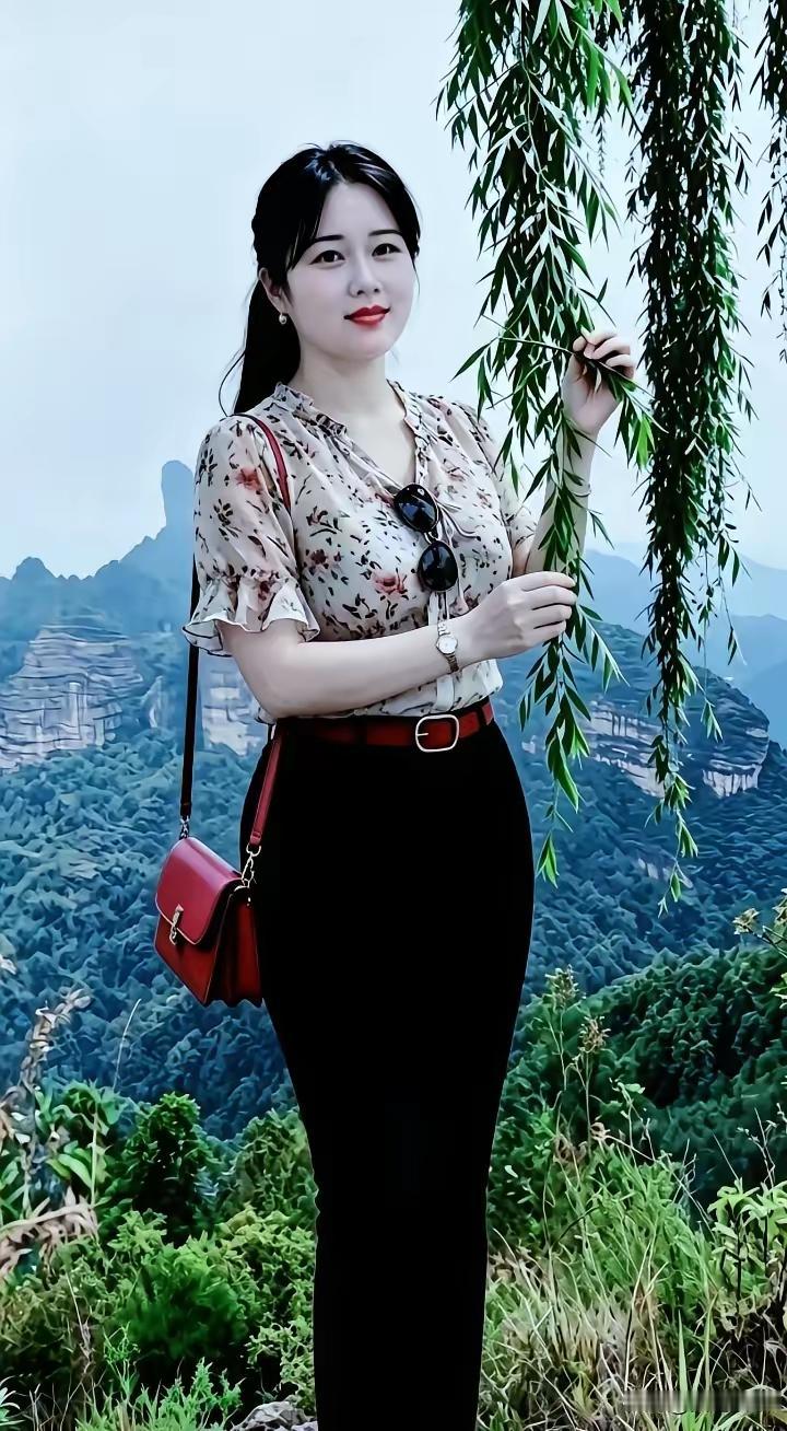 苗条又年轻，
事业获成功。
旅游拍玉照，
一展美娇容。