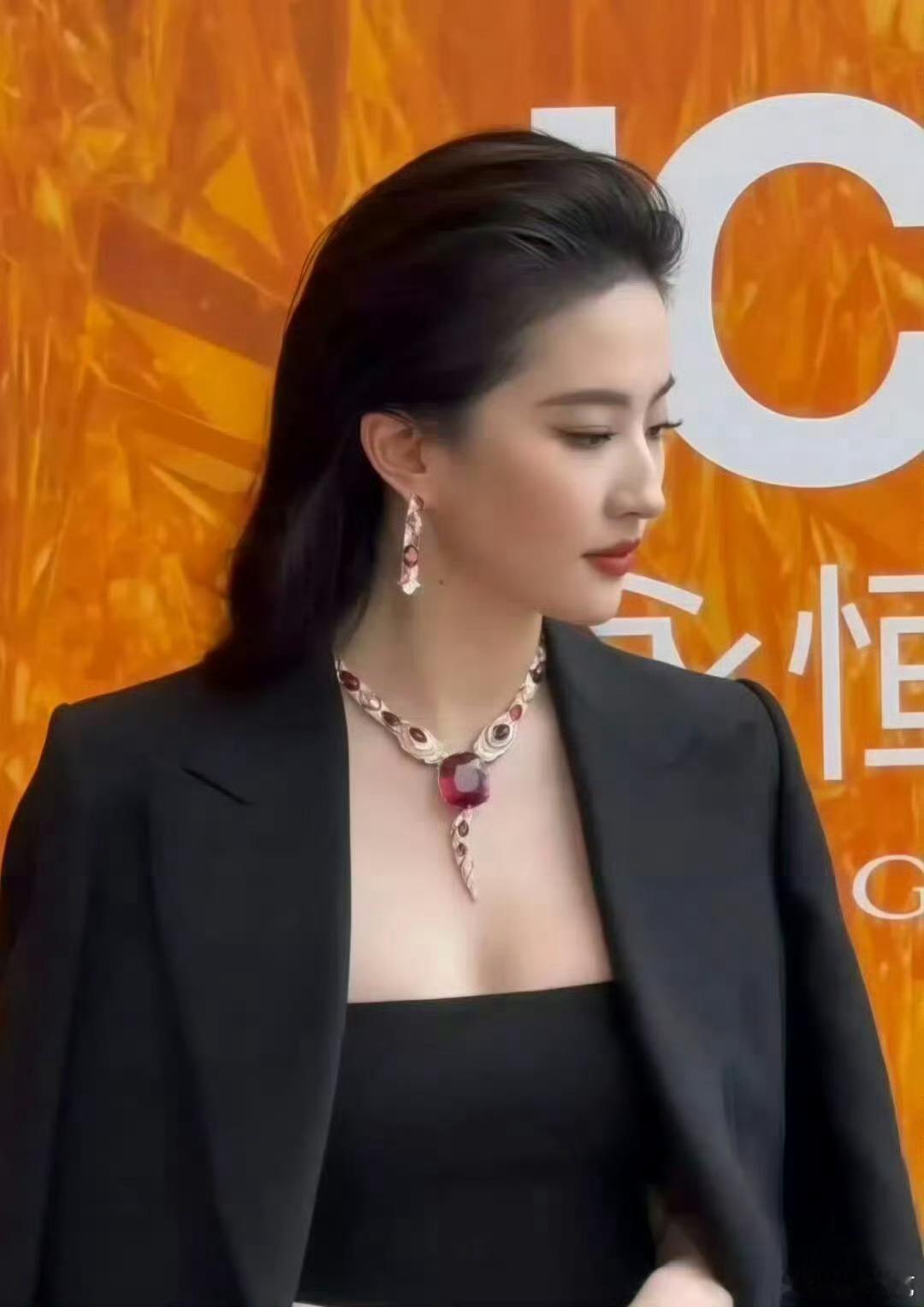 天生的高级感，眼神有力量，感觉怎么黑刘亦菲，观众对她的爱直接淹没 