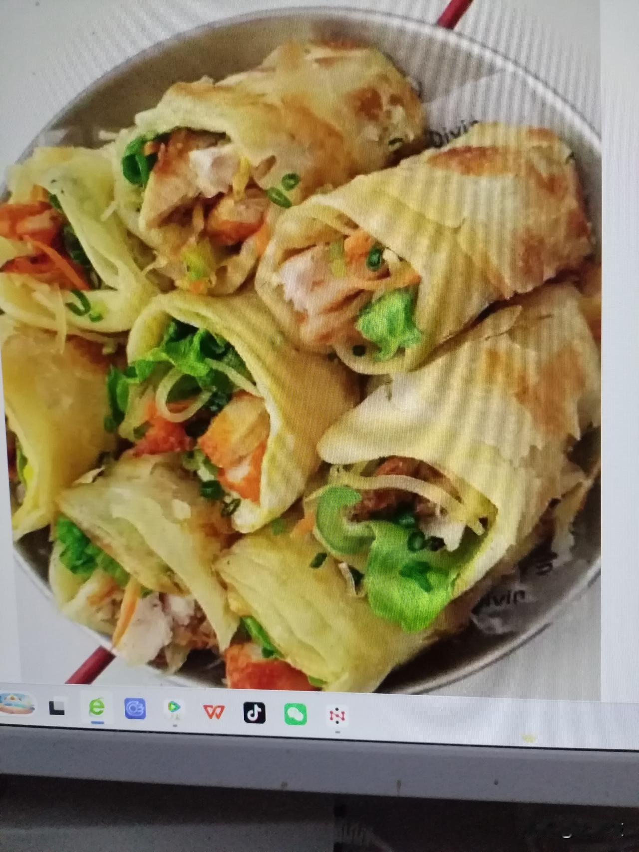 一周早餐不重样，营养健康花样多。
周一鸡排卷。
周二玉米面煎饼。
周三锅贴。
周