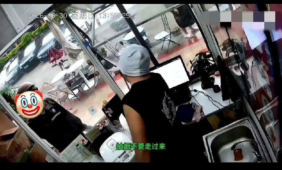 骑手取餐时在店门口抽烟被老板训斥！[泪奔]外卖店老板怼人 骑手取单 骑手超时被罚