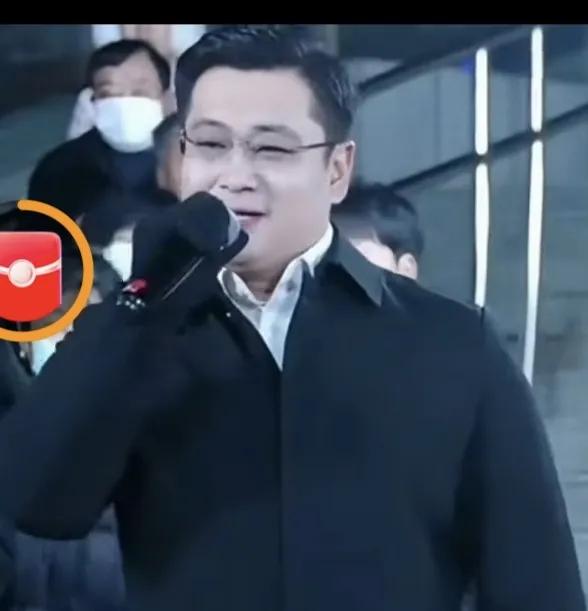 刘市长唱《搀扶》火出圈了

近日，一位市长因在公众场合唱《搀扶》火了。

网传这