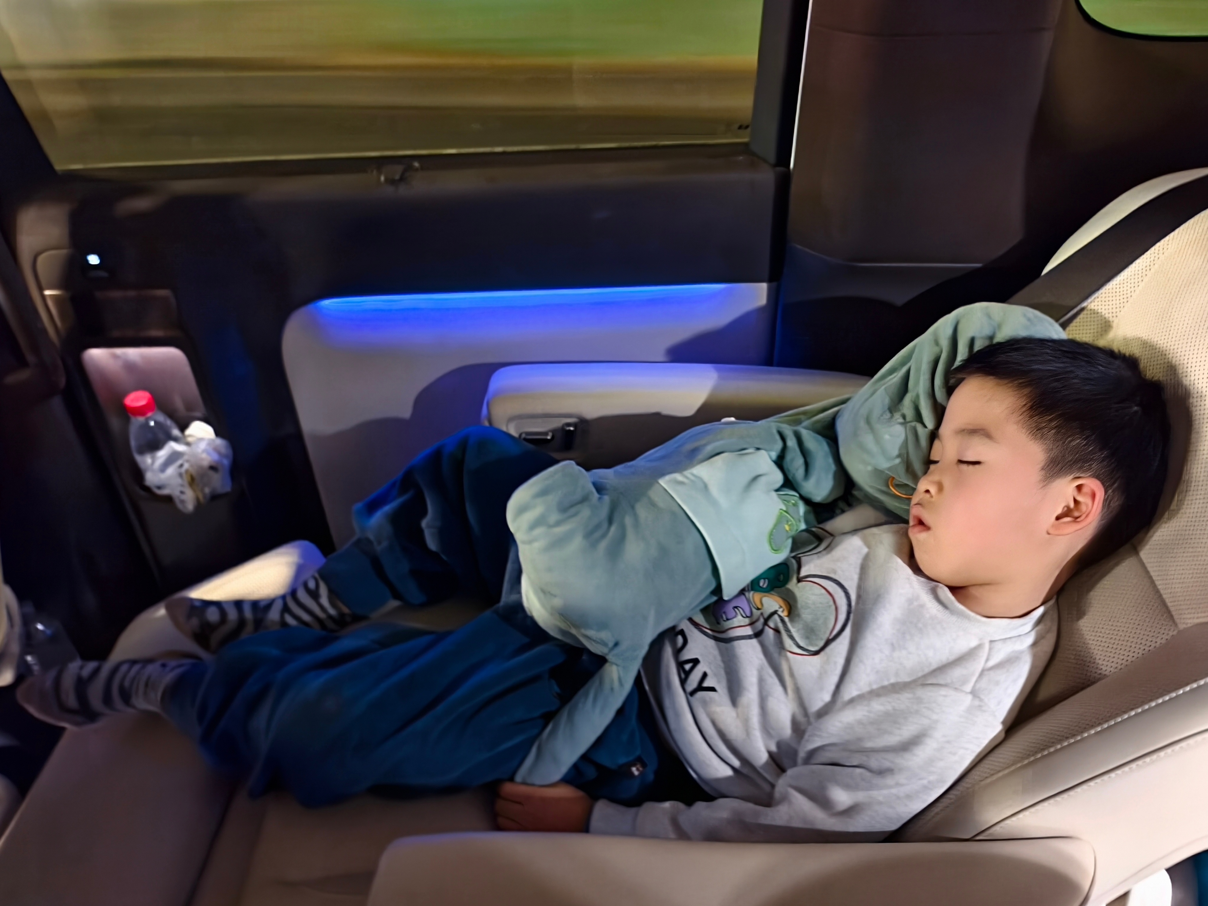 MEGA的二排座椅，不仅大人睡着舒服，小孩一样睡得很香。 