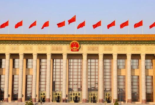 1949年，梁思成找到中央提议：“不如把人民大会堂建在五棵松。”可就在中央考虑之