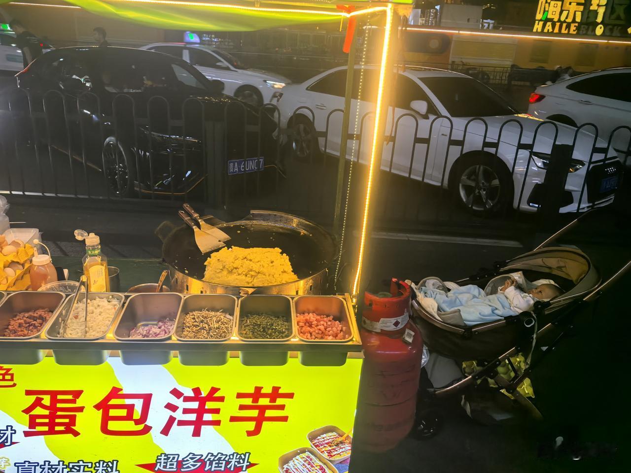 身前是谋生的洋芋车，身后是藏着期许的婴儿车。以勤劳对抗生活不易，以爱意守护小小未