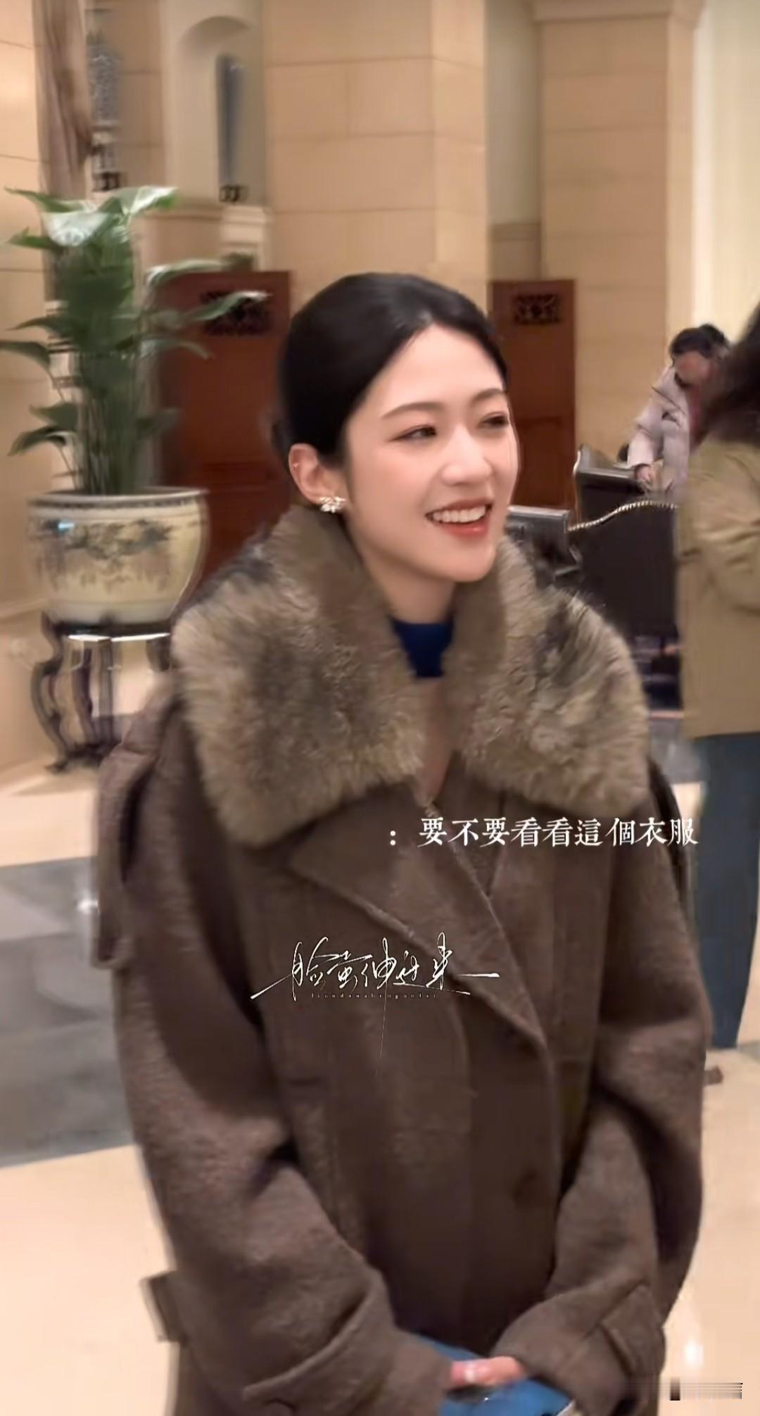 衣服说脱就脱，干脆利落，向涵之对自己的身材还真是自信，直接给后面的大哥看愣。
“