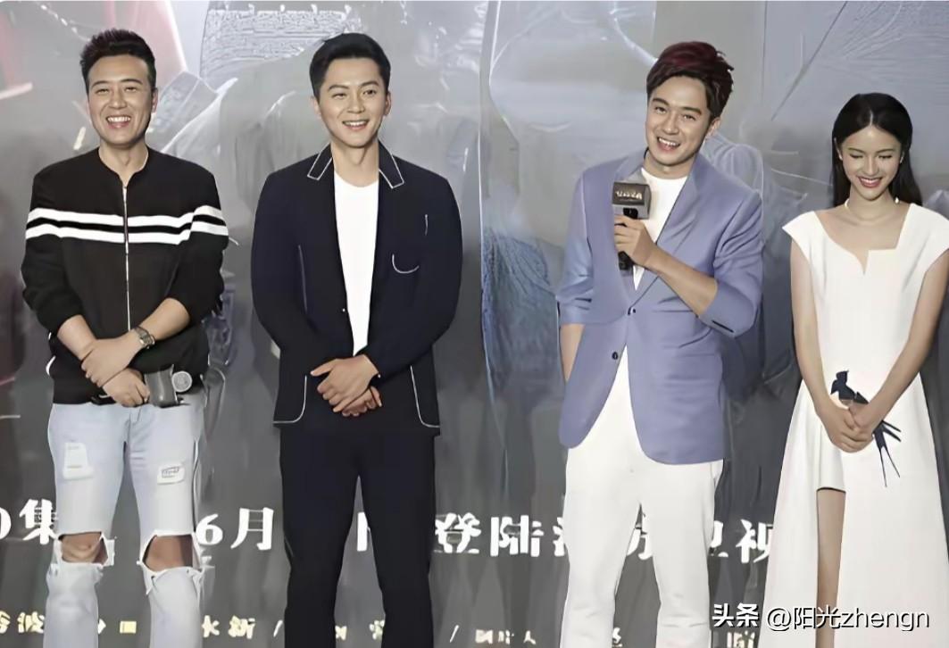 这张活动现场的照片，于和伟面带笑容站在最左边，一身打扮特别吸睛：黑底白条纹的休闲