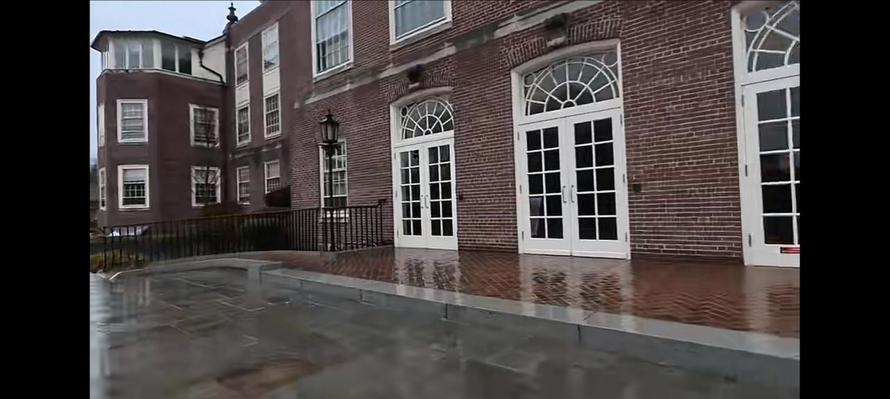 杨振宁在普林斯顿高等研究院工作和生活的地方。窗明几净，灯光柔和。外面下着淅淅沥沥