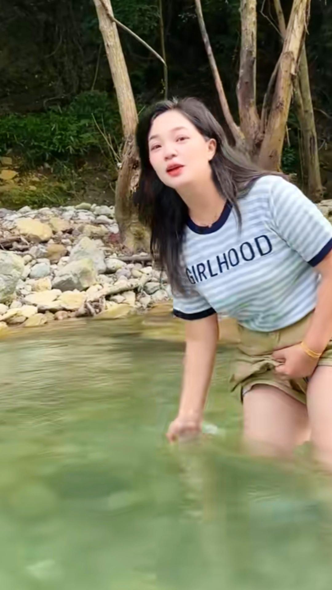虞美人·玉人独倚晚色
〔当代〕邹謇

风摇稻穗香频起。惊散栖禽几。绿阴深处小楼台