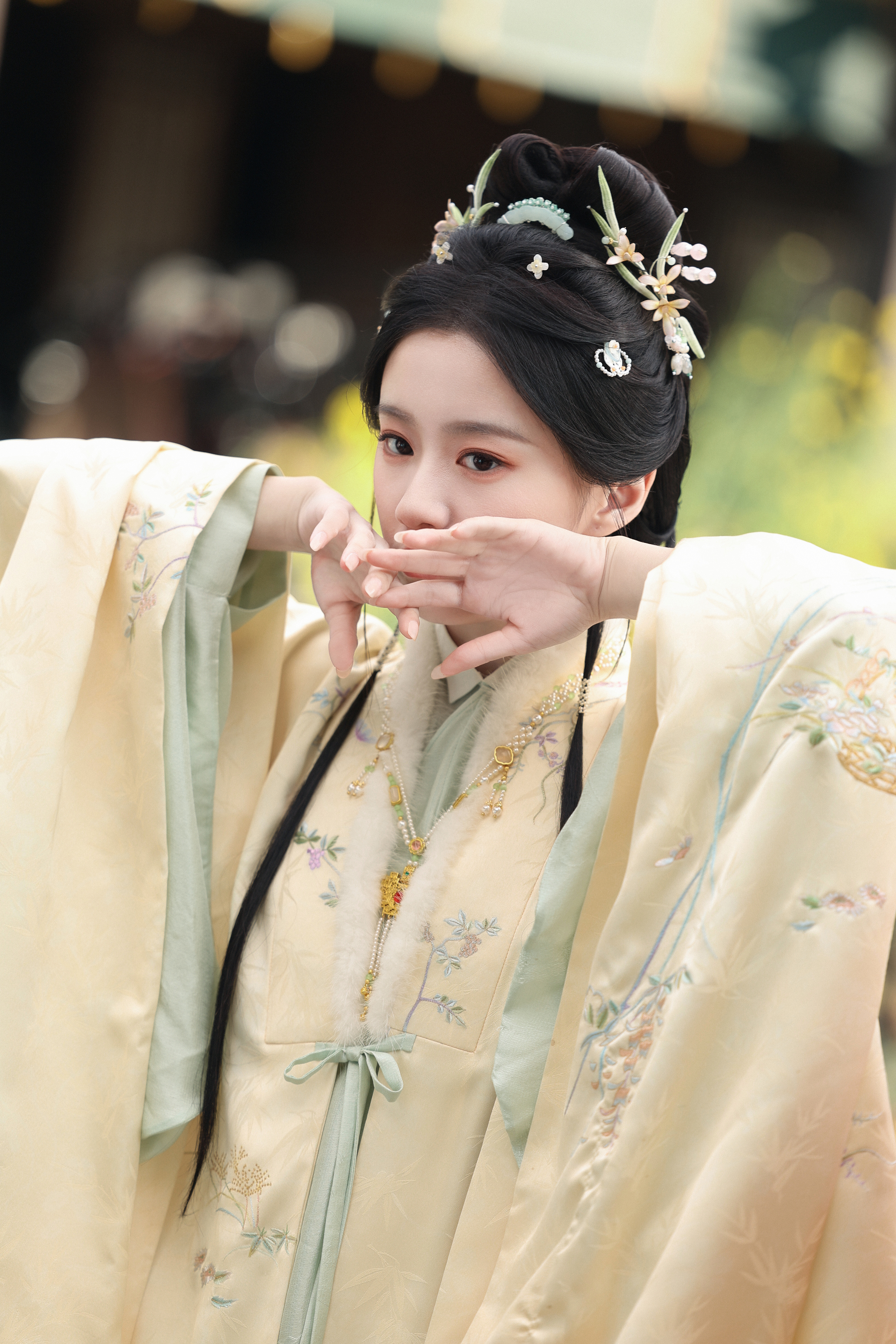 这个新造型漂亮耶～～～包上恩 《窈窈有期》☽ 黄衣+毛领+小辫子 