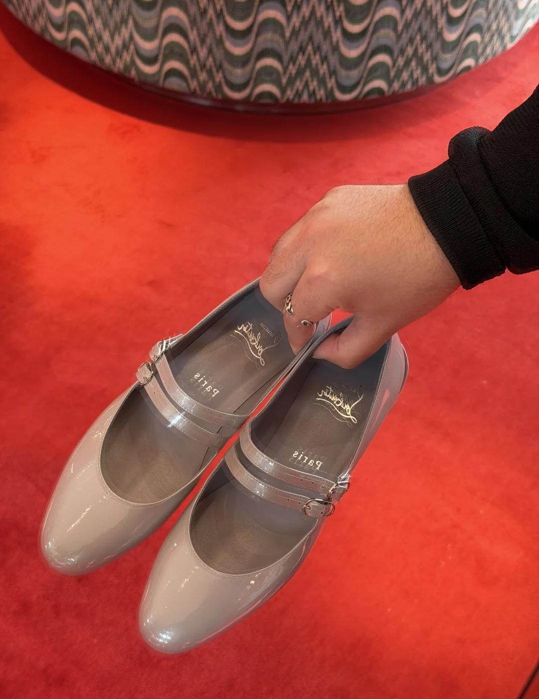 承包了整个夏天的玛丽珍红底鞋
3️⃣开头得到杭州大厦购物城 北京skp 比斯特上