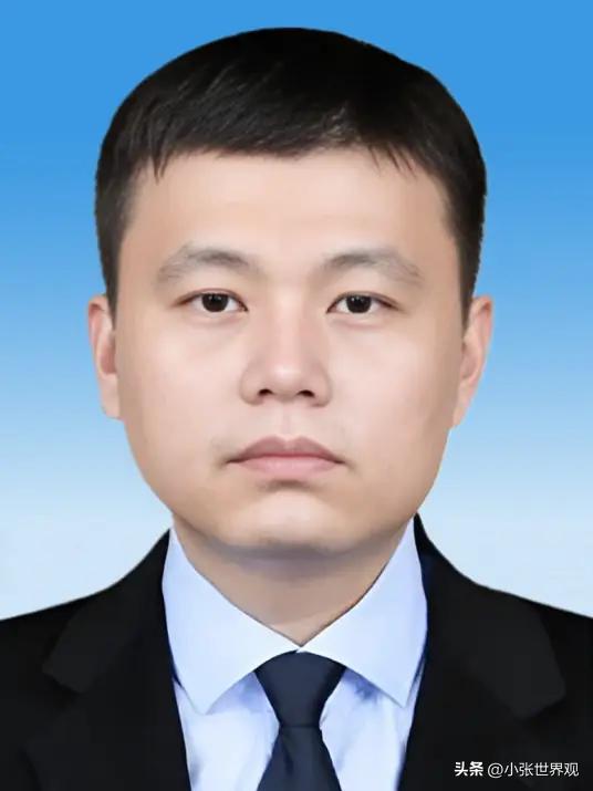 2006年，广东顺德海关的一位小公务员，晚上回家后偷偷地告诉妻子说：“老婆，我的