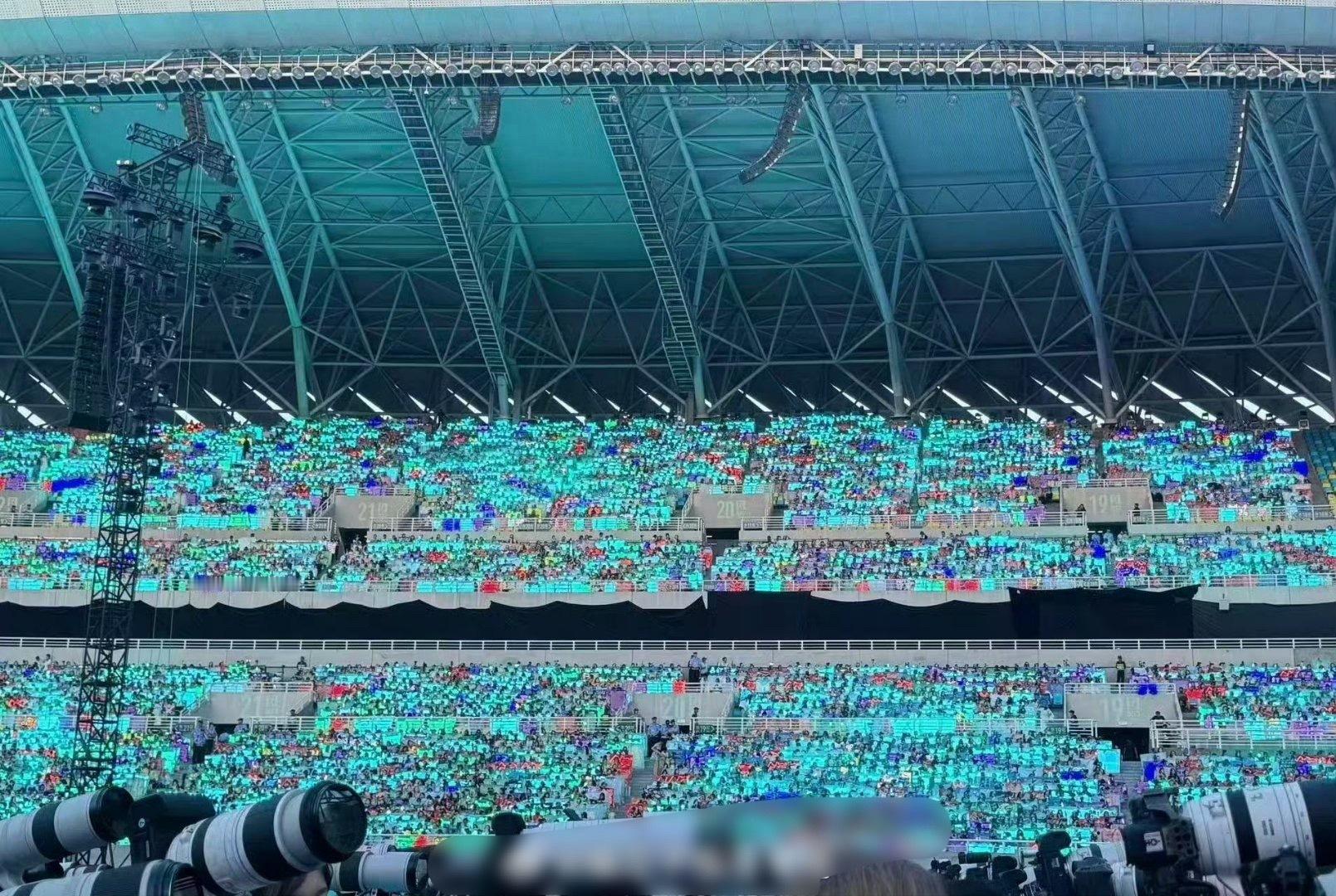 TF四代五公青岛演唱会 王橹杰碧海、张函瑞绿海、陈浚铭红海 