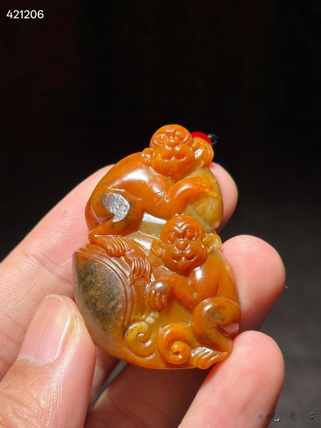和田玉红皮籽料灵猴献寿
尺寸4.7×3.1×1.8厘米
