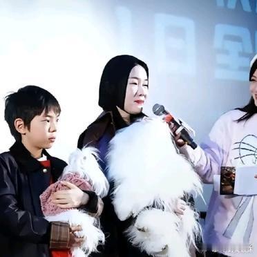 霍思燕这头饰吓我一跳我还以为是头发真的太像了结果一转头竟然是帽子 