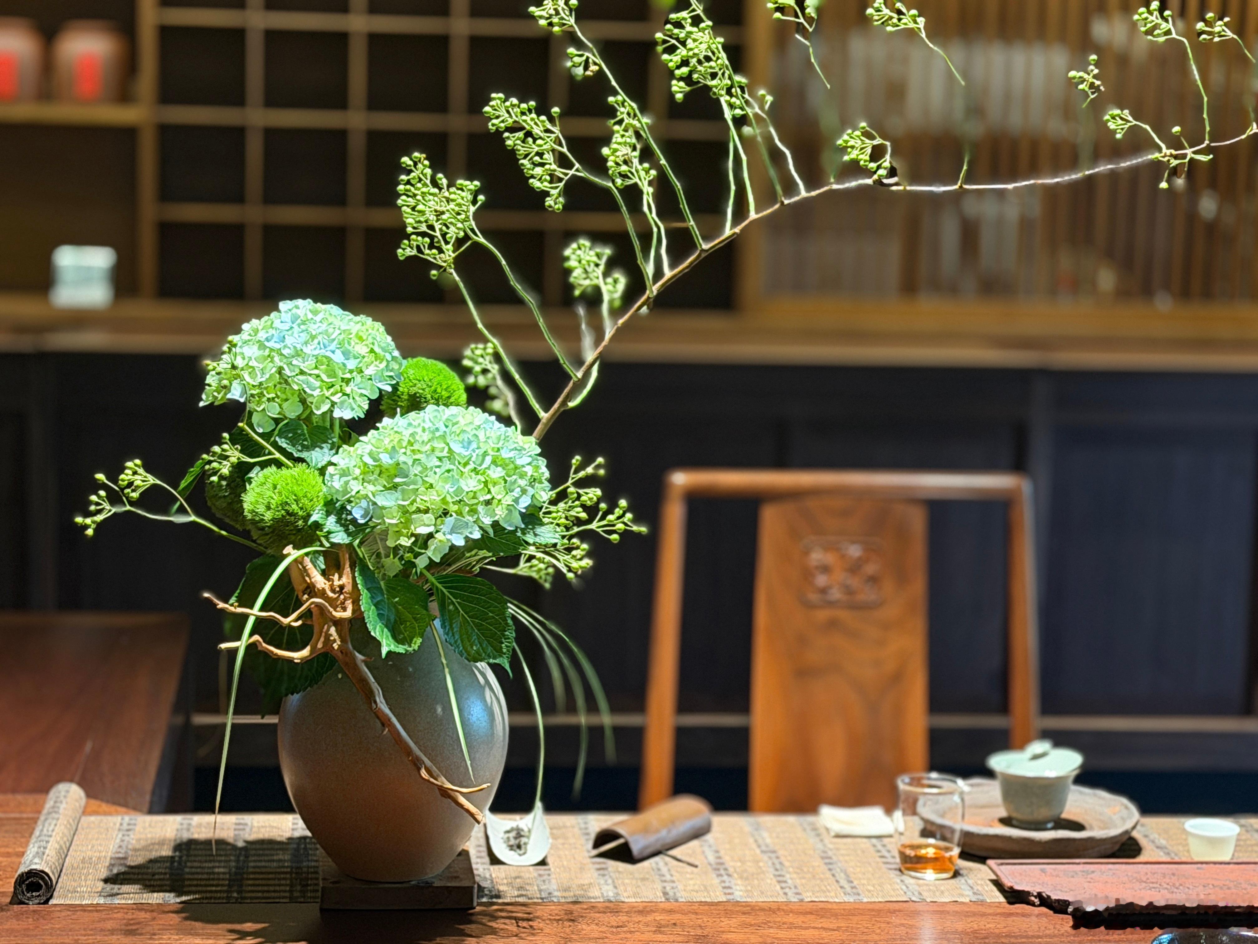 昔在长安，春夜宴饮。有客歌《今夜无人入眠》，声遏行云，四座寂然。曲终，举觞相属，