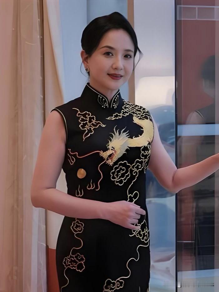 陶慧敏，江南烟雨养出的古典美人，眉眼温婉如诗，气质清雅似画。从《杨乃武与小白菜》