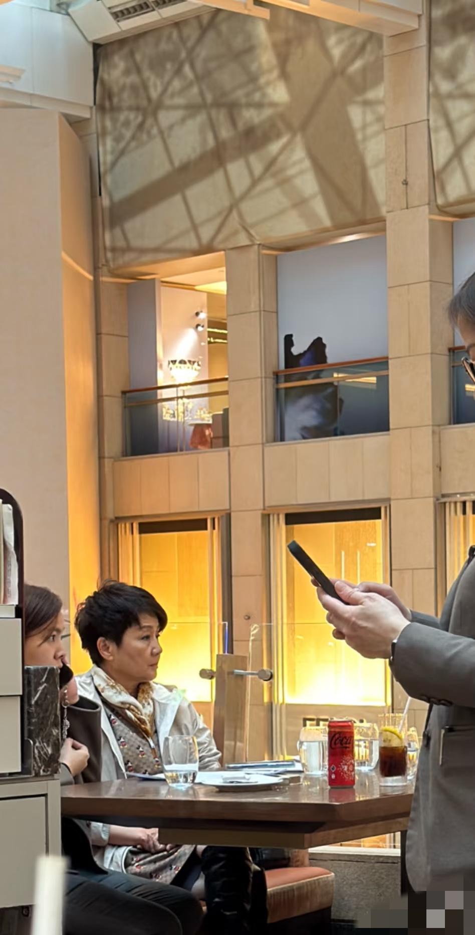 梁安琪过完年断崖式衰老，嘴角下垂，看着好落寞！

3月17日，梁安琪被拍到现身中