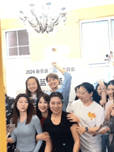 #蓝盈莹给粉丝手写信#  啊不是，这种饭圈氛围是真实存在的吗？蓝盈莹生日直播和粉