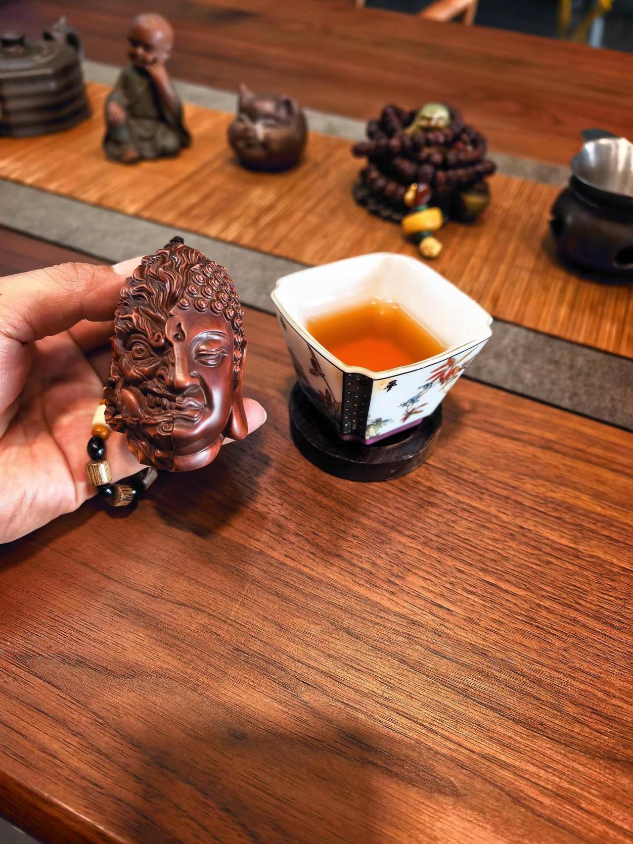 "水太烫会毁了原味,水太凉会惜了茶香,无法掌控的温度太多。尽力冲泡便好,毕竟人生