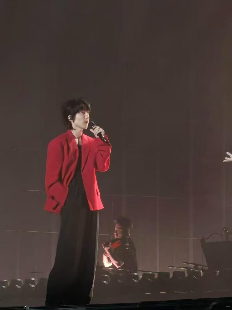 郁可唯和林宥嘉拥抱但不熟 北京演唱会这场同台太有情怀了，歌声依旧好听，肢体互动也