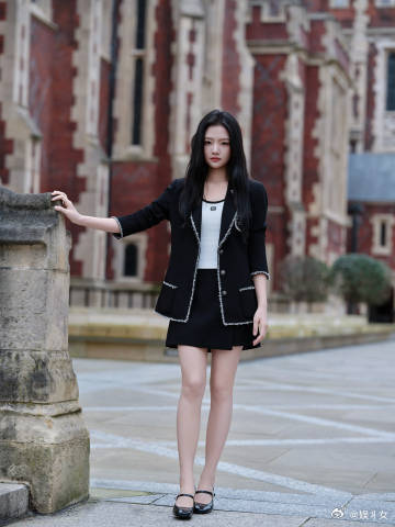 任敏探头那一下任敏扛住行车记录仪镜头肤如凝脂说的就是任敏吧！皮肤好到发光，连行车