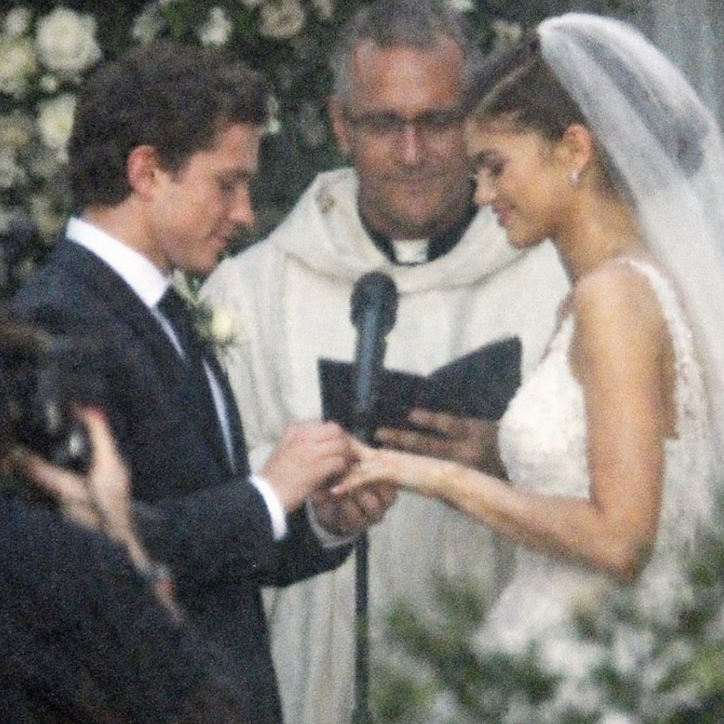 一张未经证实的赞达亚荷兰弟婚礼照在外网热传，大多数网友表示「一眼ai不过看着觉得