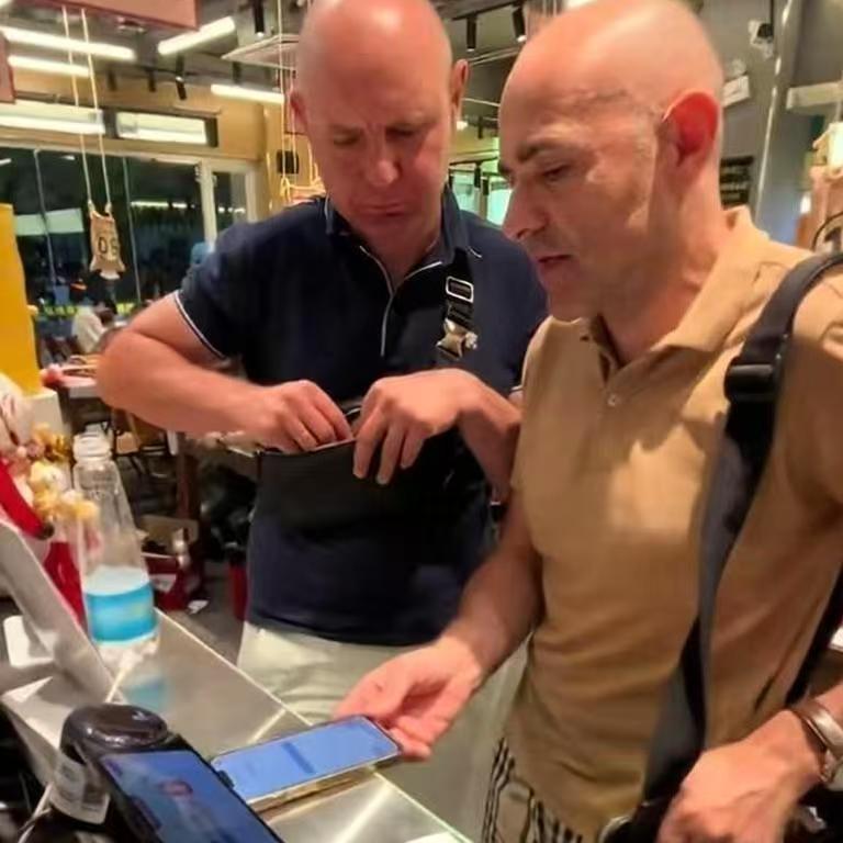 南昌烧烤店这一幕，看得心里暖暖的！
 
两名外国游客结账时没法扫码、也没带现金，