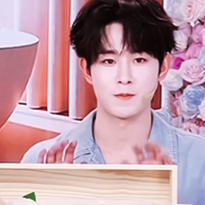 田嘉瑞 六神直播状态满分，好萌好可爱隔着屏幕都能感受到他满满的元气和活力，笑容阳