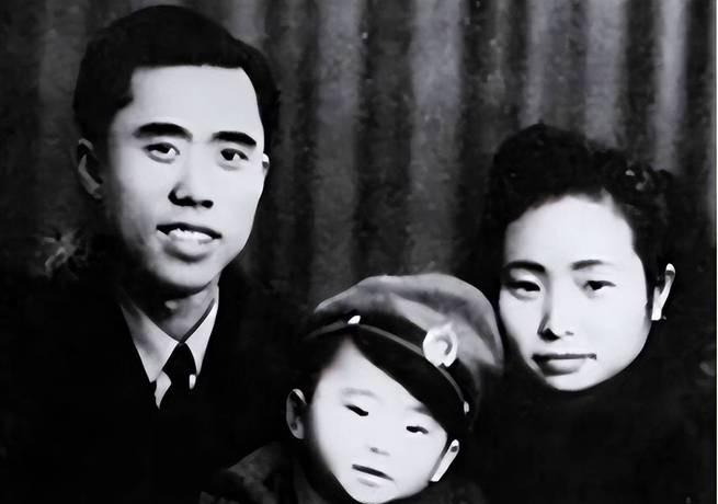 1946年出生的彭云，是革命烈士江竹筠（江姐）的独子，3岁丧母后，他被父亲的原配