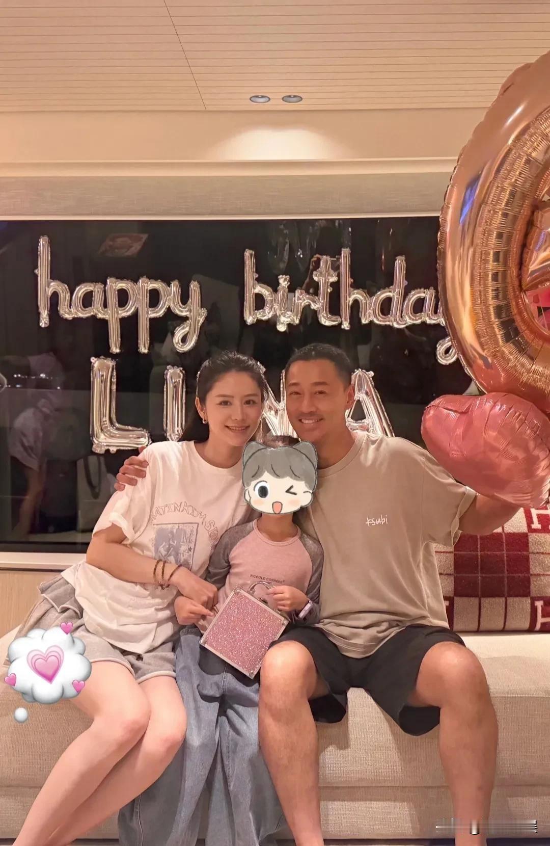 林峯晒照，和老婆张馨月一起庆祝女儿格格6岁生日，林峯大叔味好重，怎么感觉他瞬间就