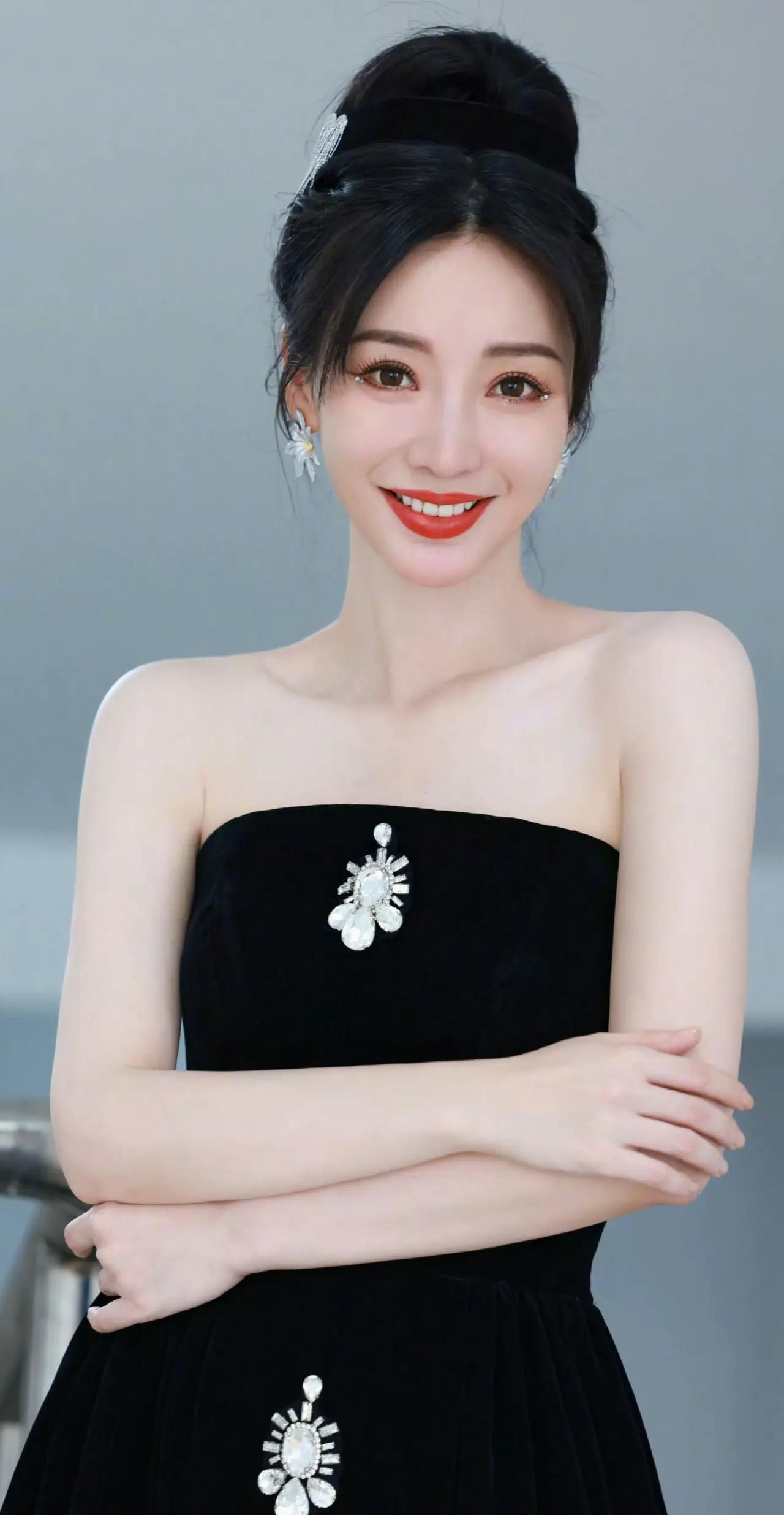 美女壁纸～柳岩一袭黑色抹胸丝绒长裙，将优雅与贵气完美融合
裙身点缀的璀璨水钻为简