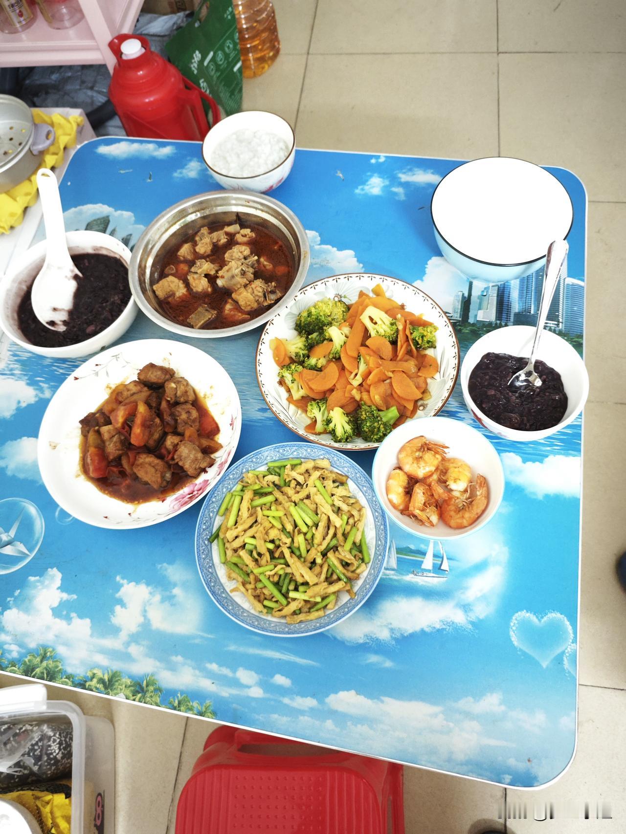 今天我做的饭菜比较清淡，老公不怎么吃饭，而且是勉强吃了一点点，其他的都是我和孩子