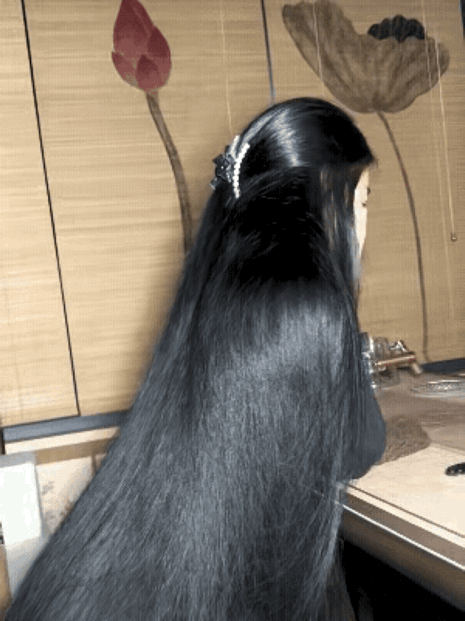 这一头乌黑长发，大晚上出门真能把人吓一跳！