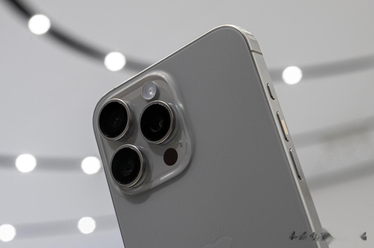 这次iPhone 15 Pro有一个变化就是使用了钛合金中框，因此重量减轻了一些