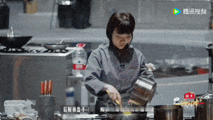让内娱看看什么叫凭实力上位一饭封神 谢霆锋夸一道鹅肝“干净出奇”，这话从他嘴里说