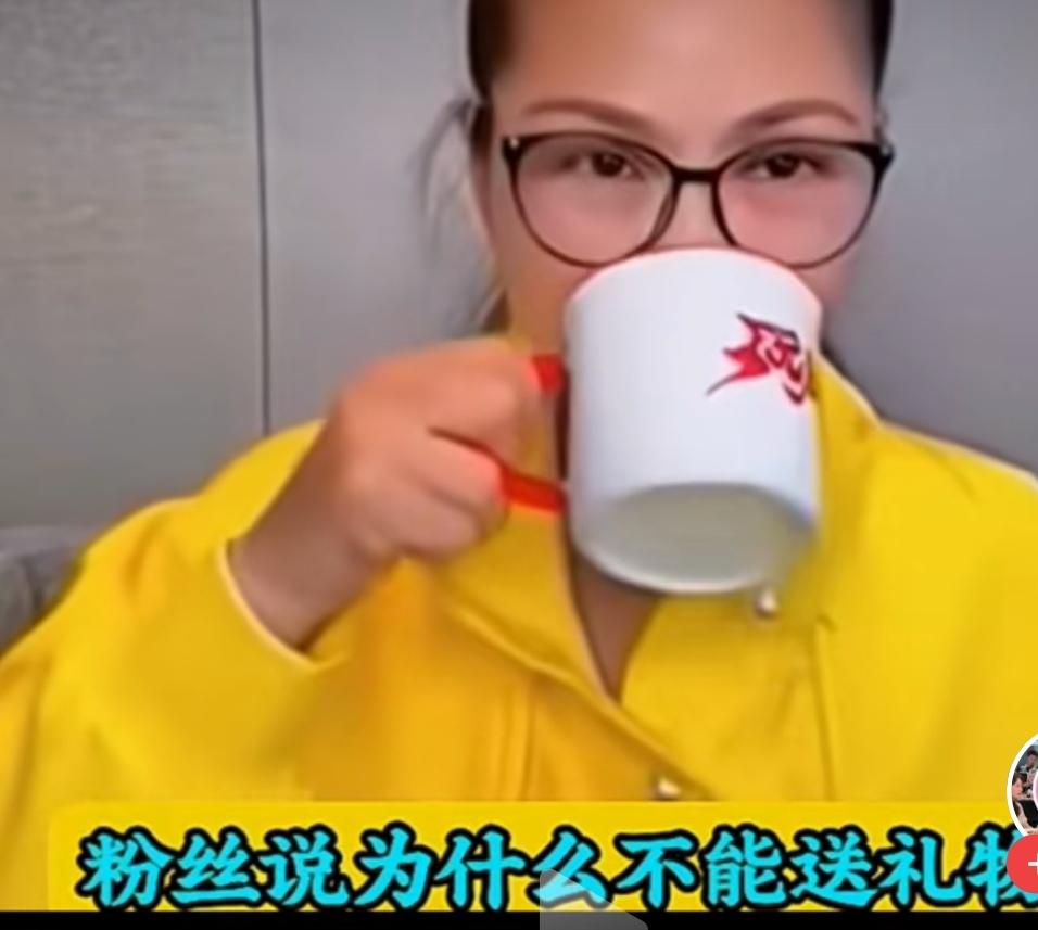 这位明星活的通透，暖心。你还认识她吗？
      她就是曾经演唱《铿锵玫瑰》的