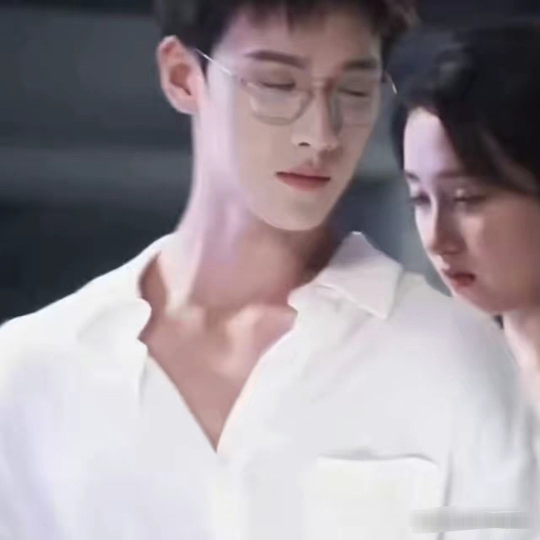 关晓彤现在路子不一样了啊，味儿不对了！她突然演这么熟的吻戏，大长腿还缠上腰了，姿
