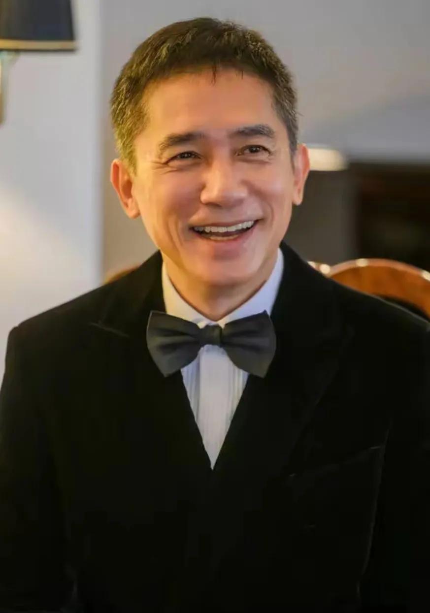 梁朝伟的
东京电影节工作照被曝光
笑容洋溢状态好
帅气依旧，魅力依旧
但，看着看