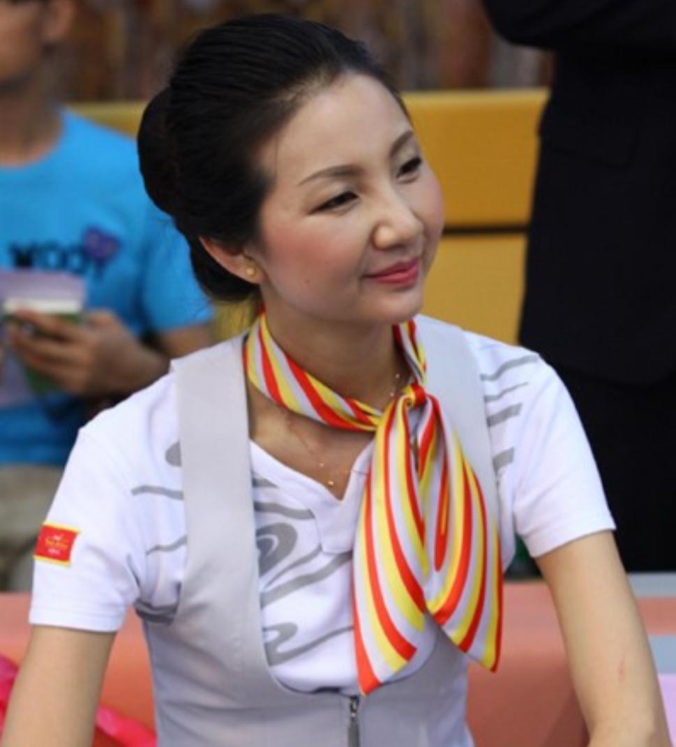 2012年，一架飞乌鲁木齐的飞机升至5000米高空，空姐忽然推着餐车猛地撞向驾驶