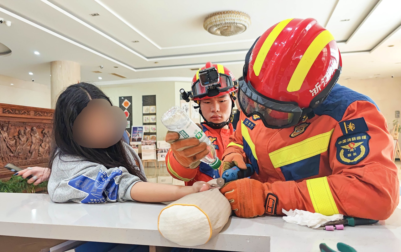 宁波江北消防温柔解戒守护留学生 宁大留学生戒指卡手6小时，手指红肿发紫情况危急！