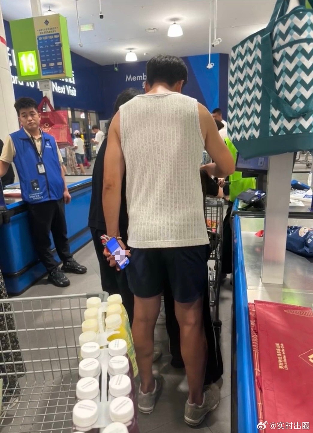 小酒窝与爸爸奶奶逛超市偶遇小酒窝陪爸爸奶奶逛超市网友线下偶遇小酒窝一家人采购，小