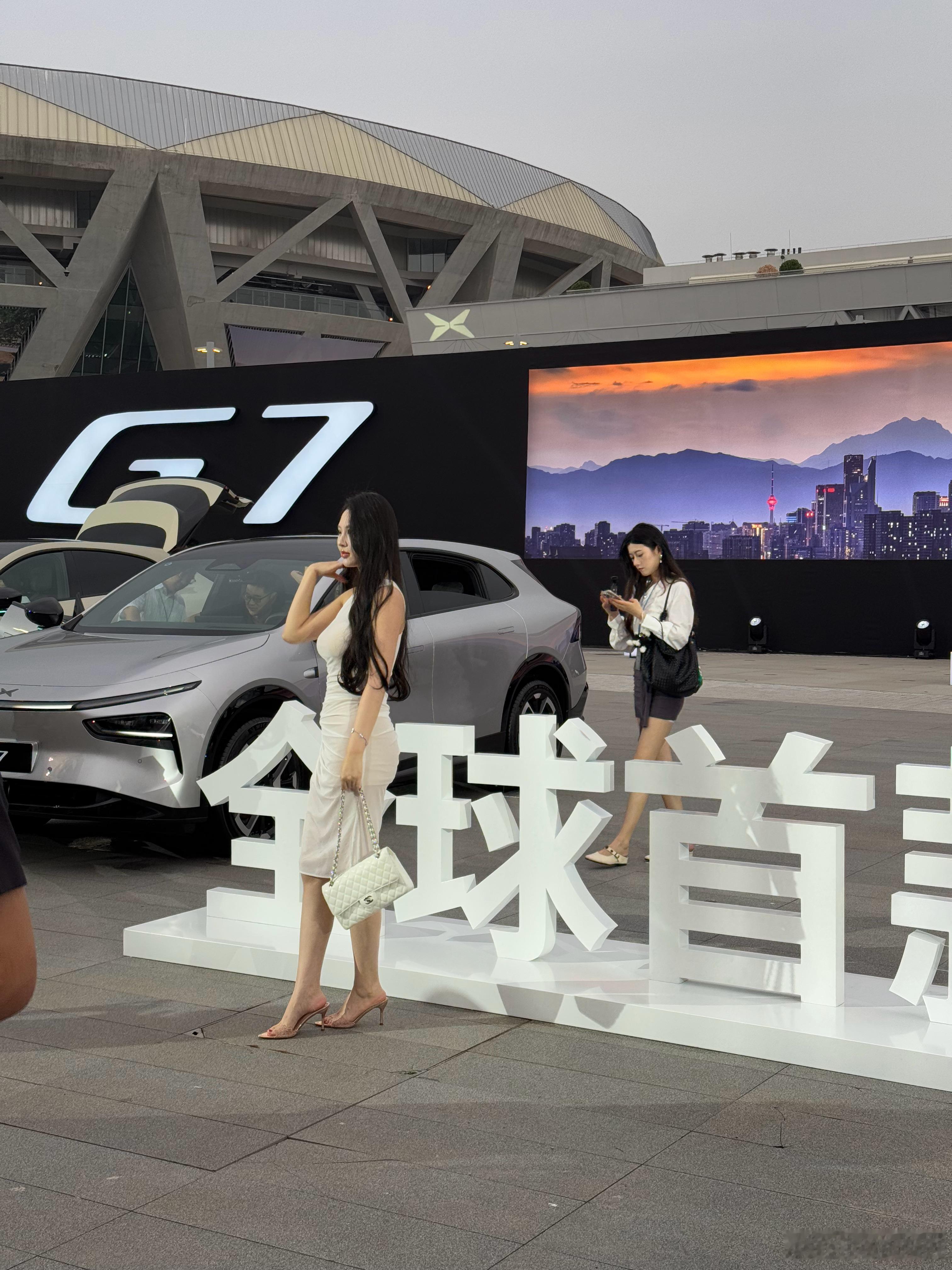 来参加小鹏G7上市了现在上市活动的小姐姐越来越多车企这么做肯定有道理我得认真学习