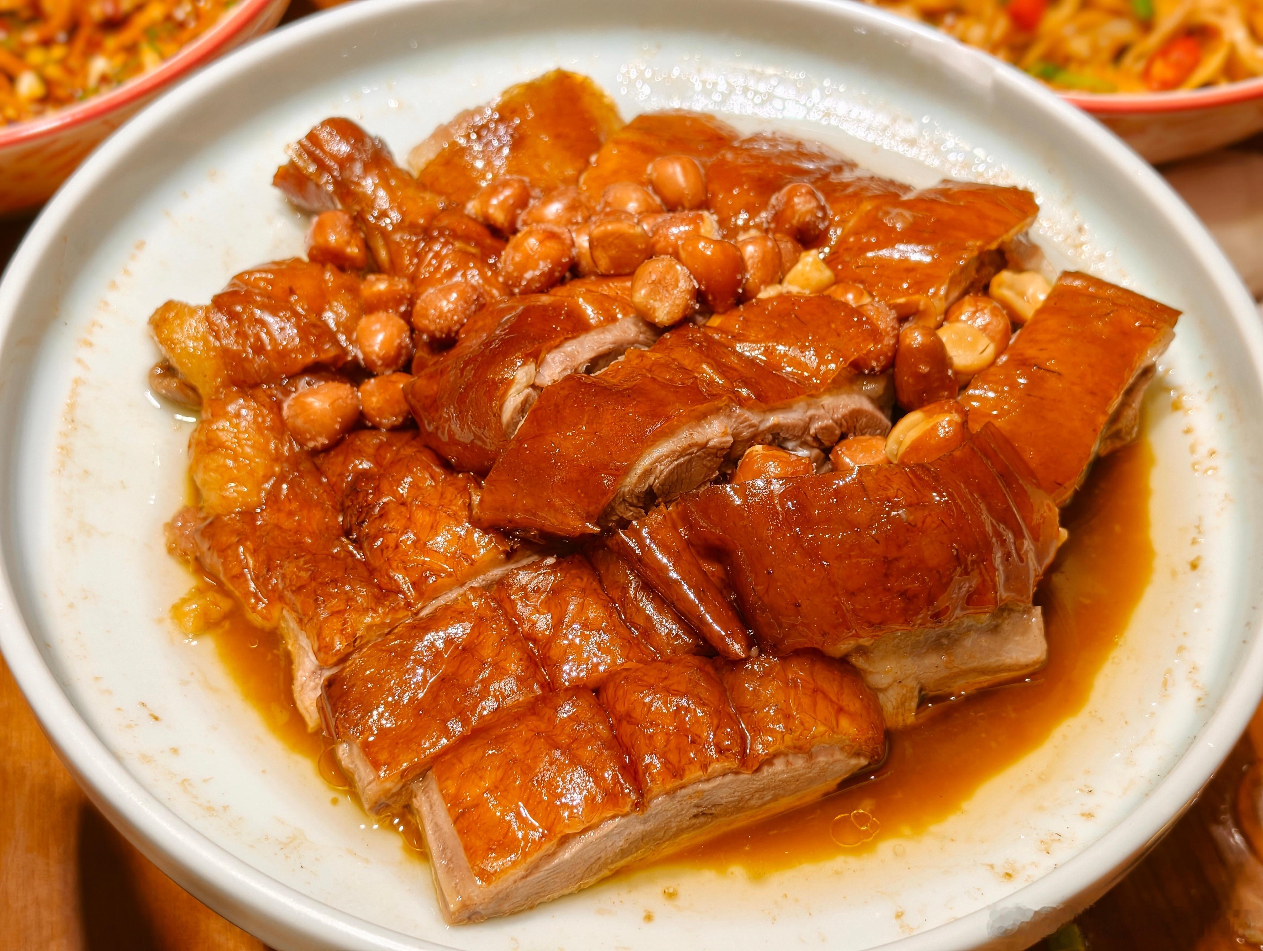 跟大家说，机缘巧合，今晚正常在旁边餐厅吃饭。老板娘说，以后请我吃 
