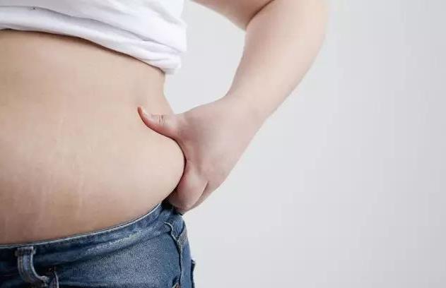 腰部肥肉堆积？教你练出“沙漏腰”丨每天健身1分钟
 
生活里在美食的诱惑下，不少