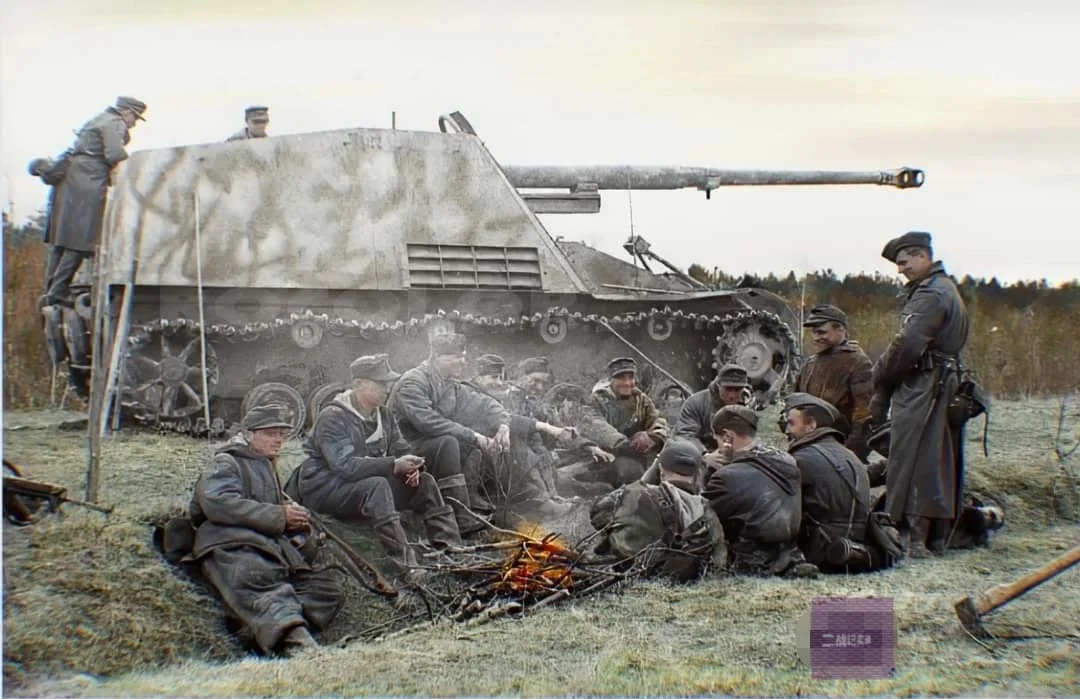 1944年1月，在东线战场上，一群德国国防军士兵正与“犀牛”坦克歼击车...