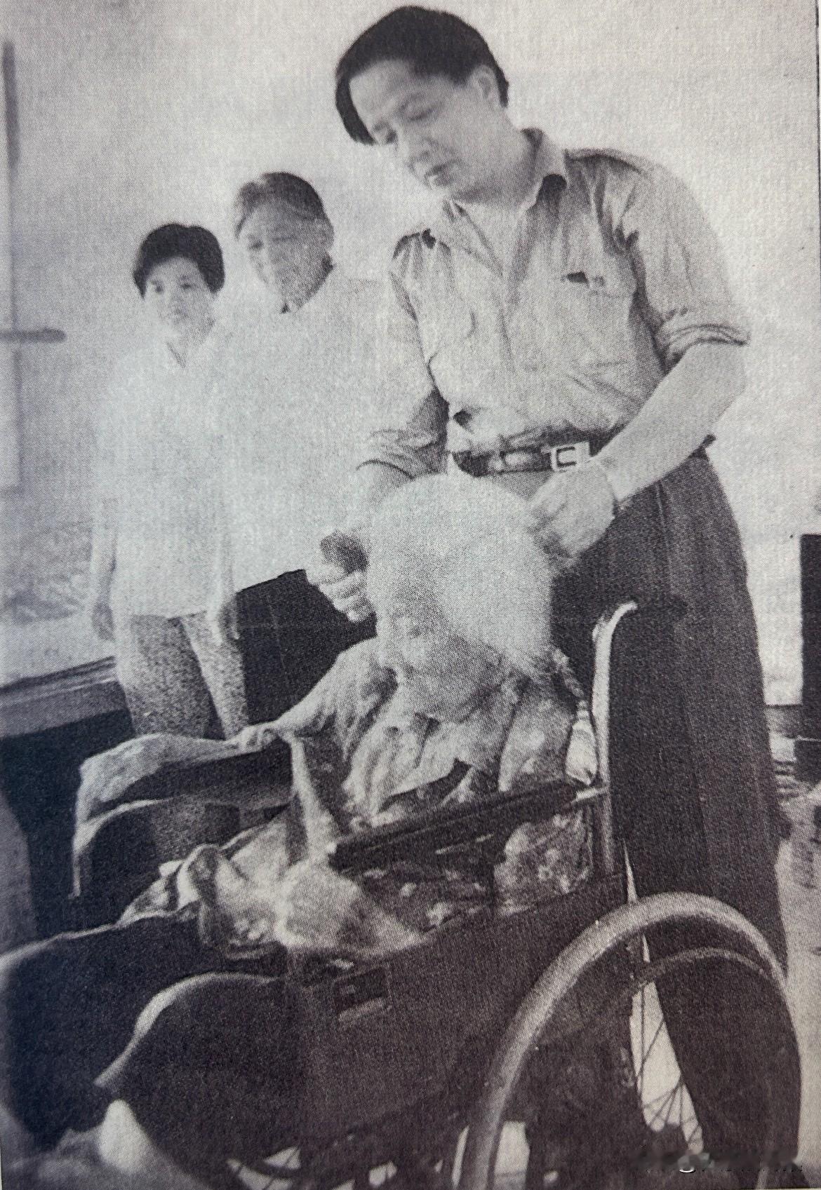 1994 年8月，孔繁森回老家探望母亲，临别时为母亲梳头，这是母子二人最后一次相