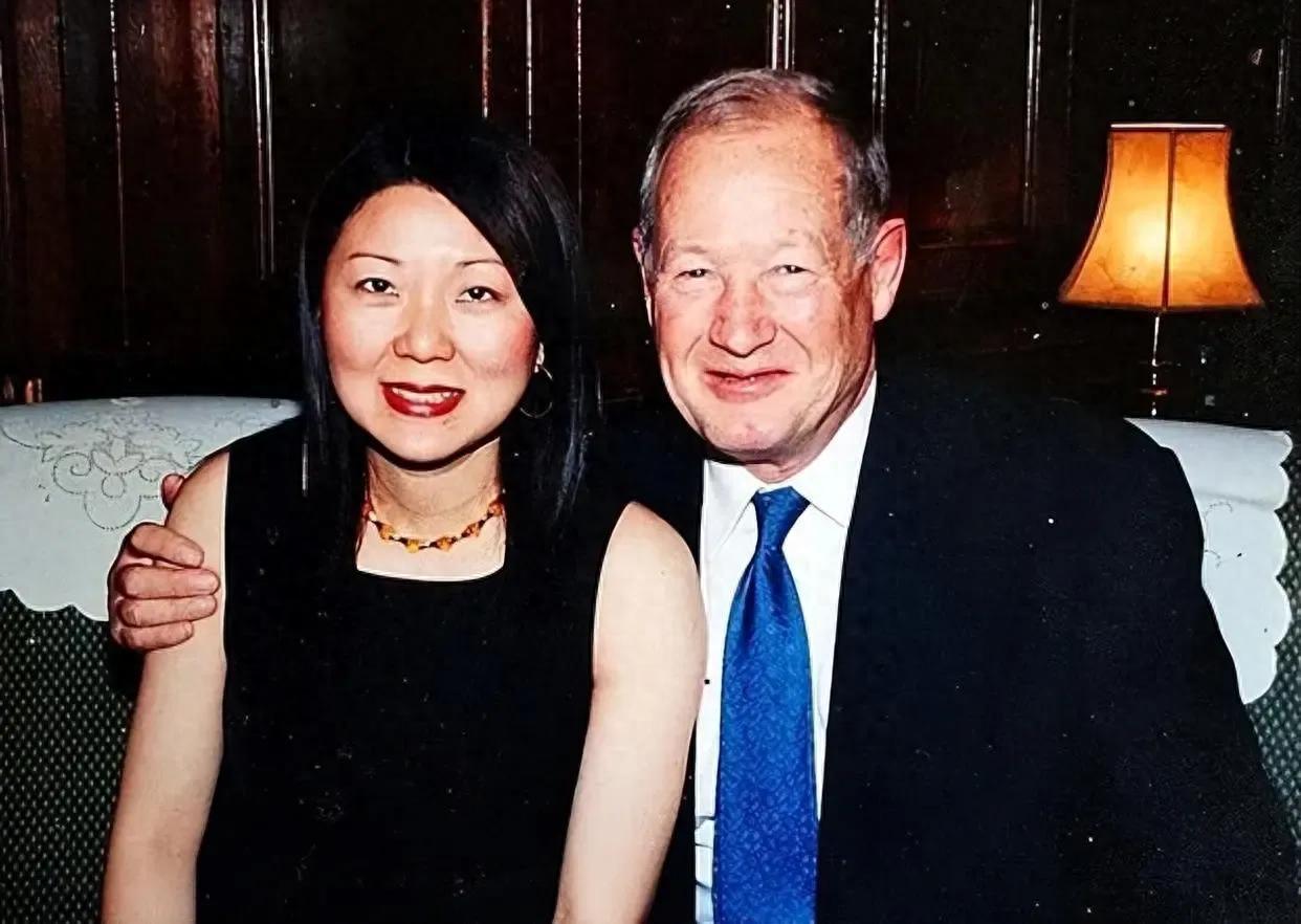 2006年，英国68岁富豪兰斯娶33岁中国送餐员周颖为妻，遭到了3个子女的强烈反