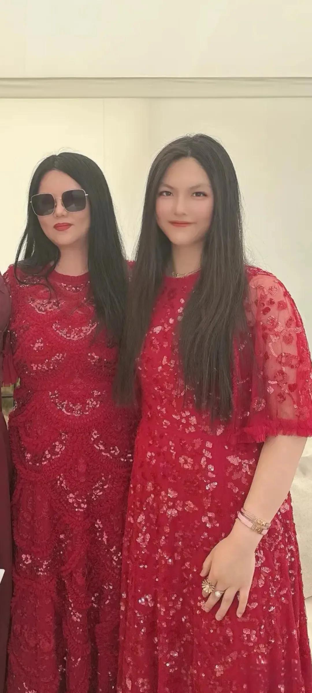 这娘俩长发披肩，红裙加身，尽显富贵之气！