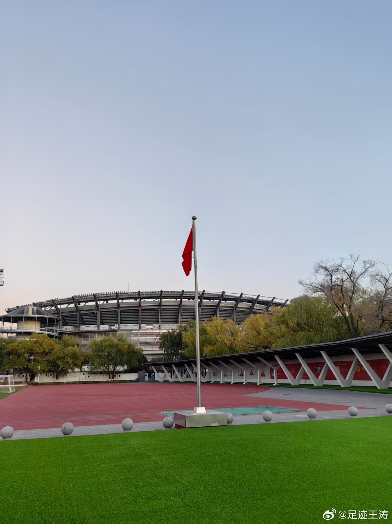 今天真是中国足球让人开心的日子：国家级青训中心在北京奥体中心揭牌，标志着中国足球