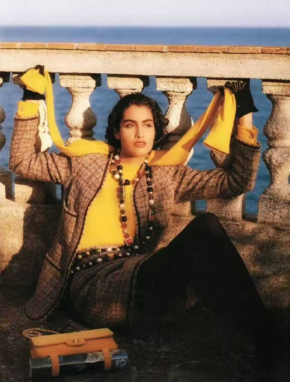 【来自投稿】1990年，19岁的加拿大籍巴基斯坦裔女模特雅思敏盖瑞为香奈儿拍摄的